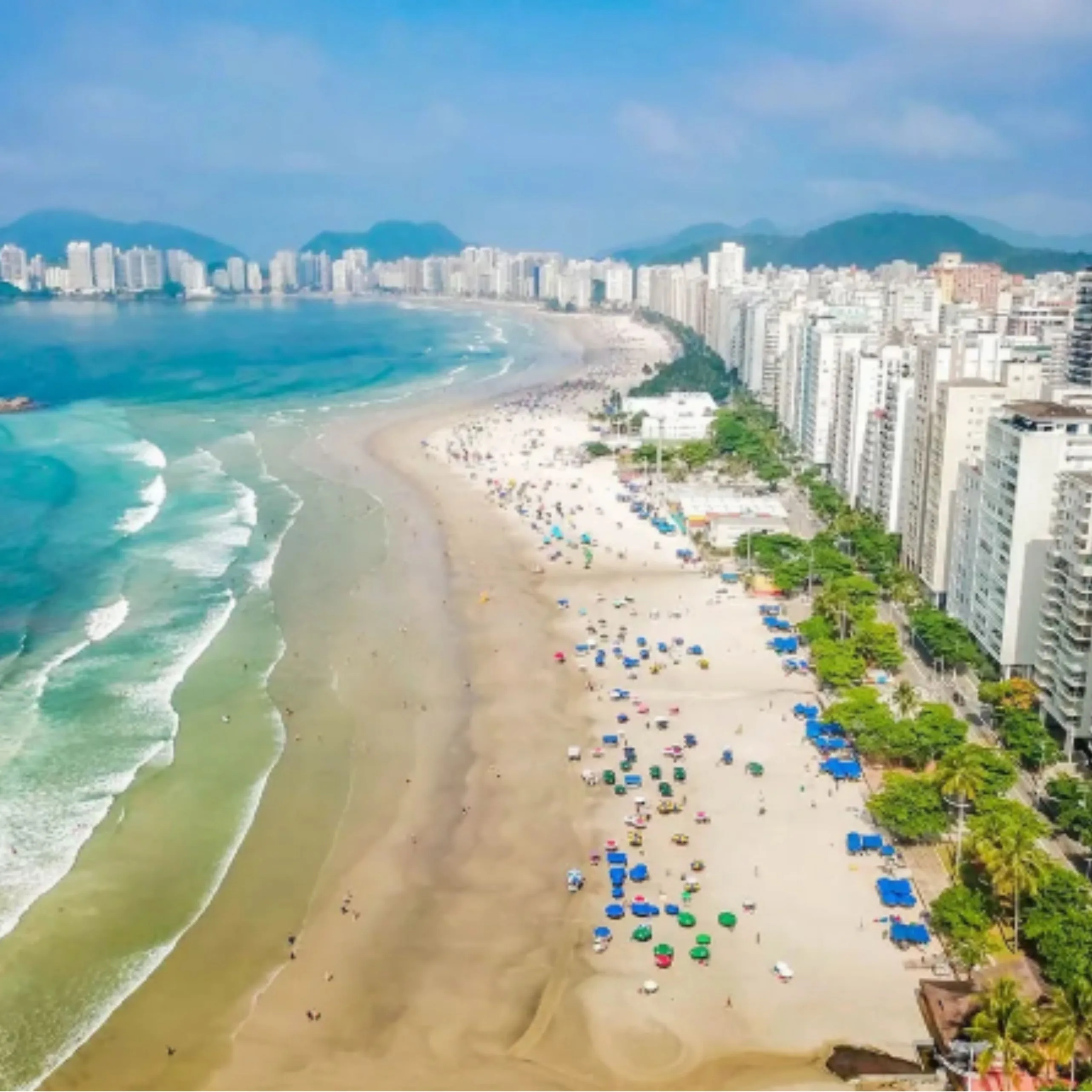 Sol baixo sobre o mar, areia da praia em primeiro plano